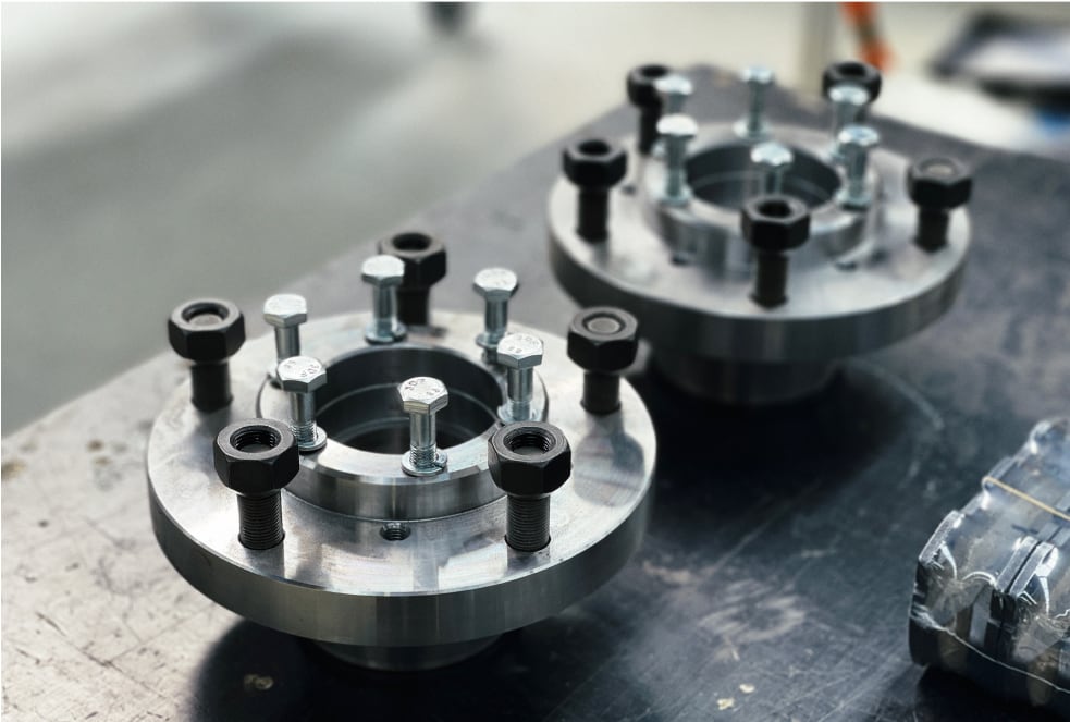 Disc brake assembly with electric booster on the workshop bench