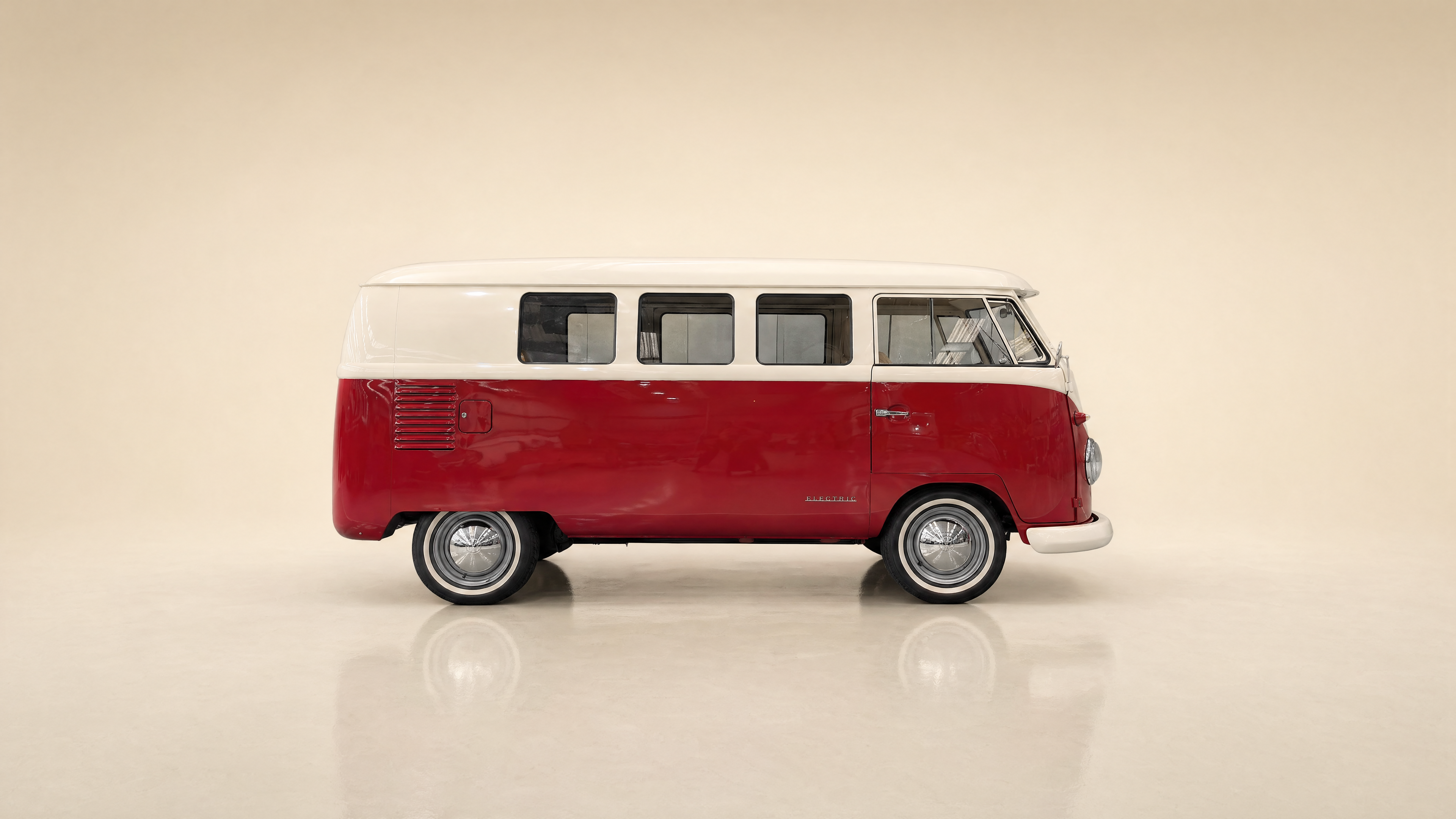 VW Kombi T1 split-screen, red and white, side profile